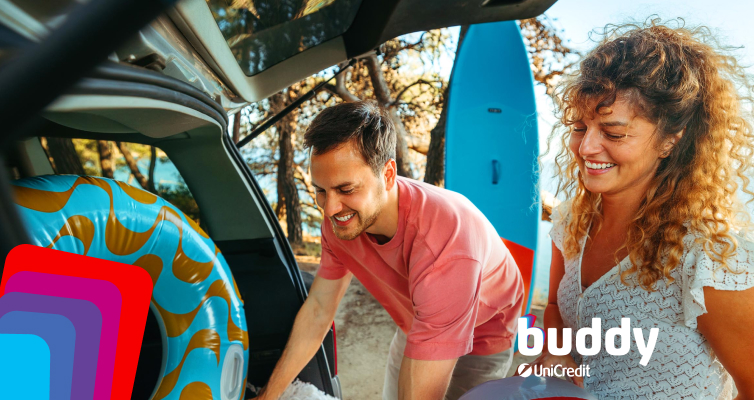 Ragazzi in partenza per le vacanze al mare caricano i bagagli in auto.