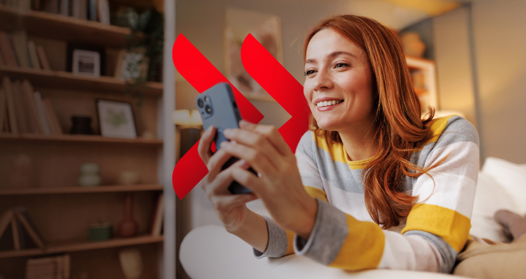   Signora che apre il conto corrente online dal suo tablet