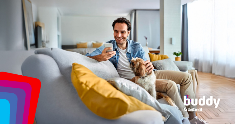 Cliente seduto sul divano con smartphone in mano
