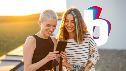 ragazze in terrazza che guardano uno smartphone